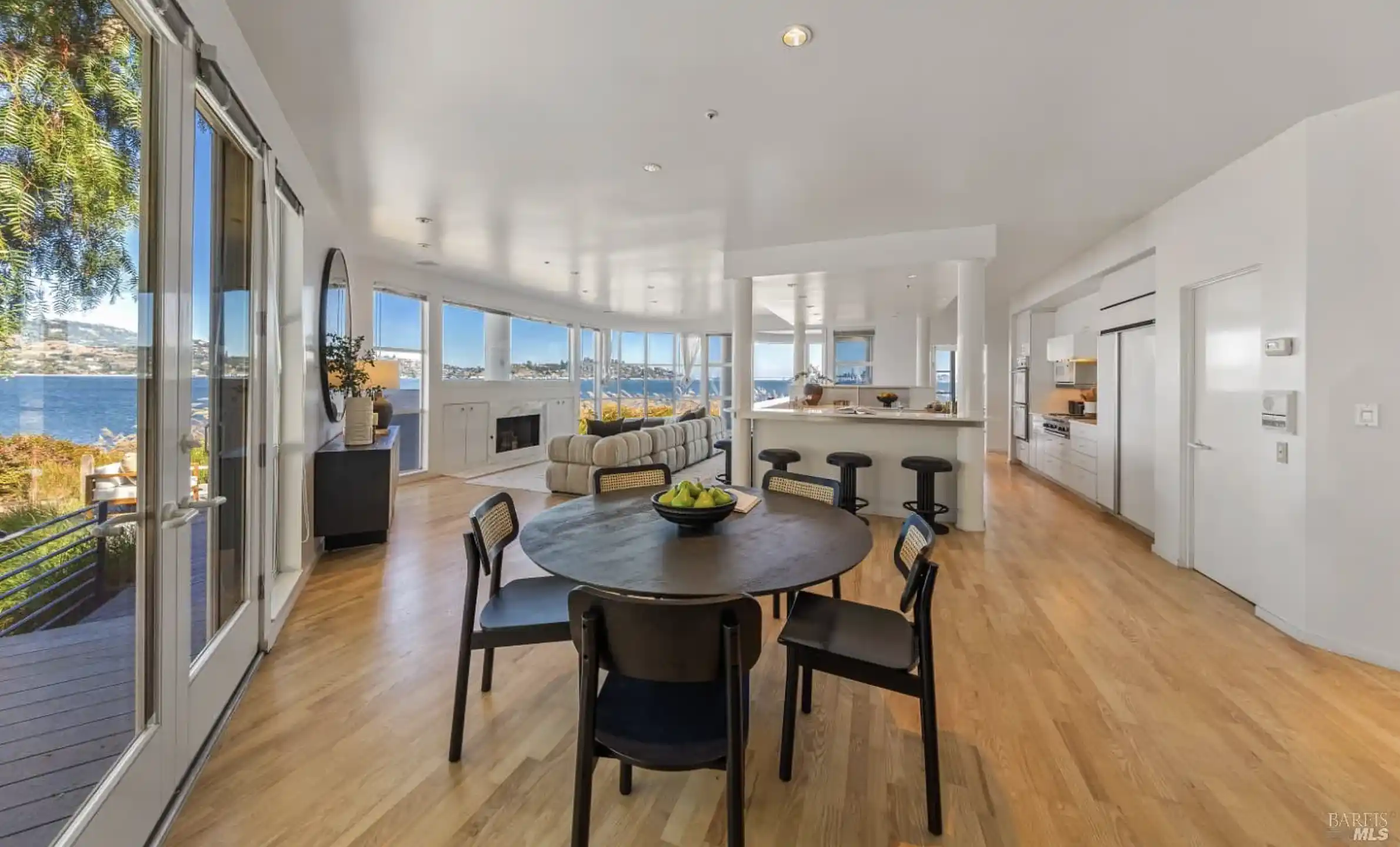Contemporary Residence With Sweeping Views Across The Bay – image 10